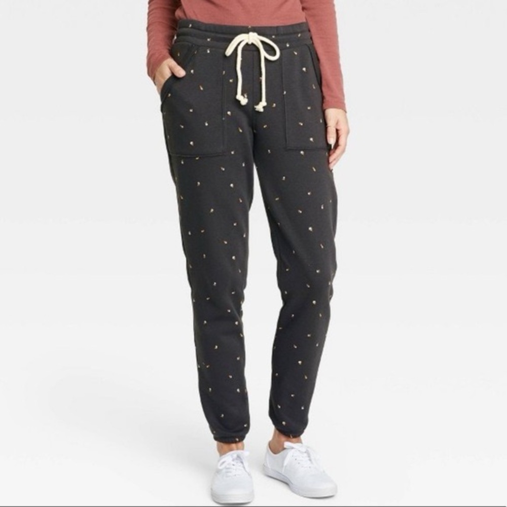 SALE THIS WEEKEND! 🍾 
Universal Thread Dark Joggers with Flower Design